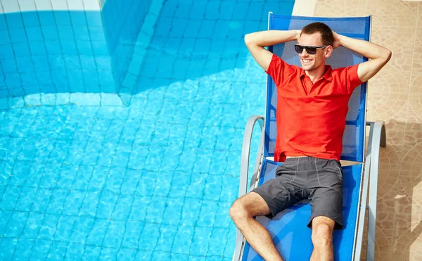 havuz kenarında genç adam