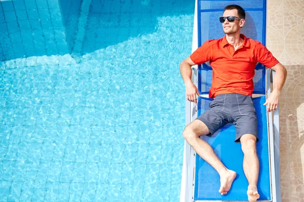 havuz kenarında genç adam