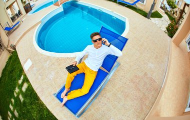 havuz kenarında genç adam