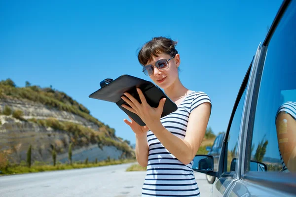 Mujer con mapa — Foto de Stock