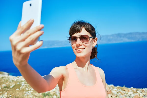 Mujer joven en la playa del mar — Foto de Stock