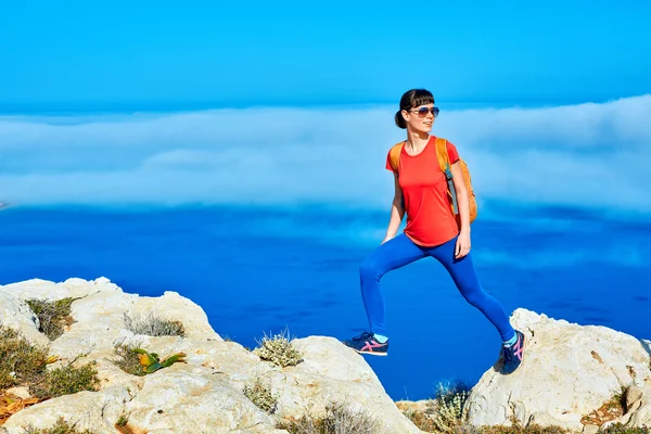 Mujer corriendo sobre la roca — Foto de Stock