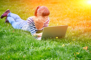 Defteri olan genç bir kadın.