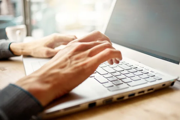 Junger Mann mit Laptop — Stockfoto