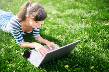 Defteri olan genç bir kadın.