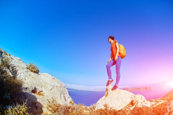 Viaggiatore con zaino — Foto Stock