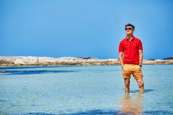 Hombre en el mar — Foto de Stock