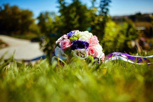 Bröllop bukett på gräset — Stockfoto