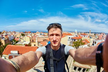 Adam selfie çekiyor.