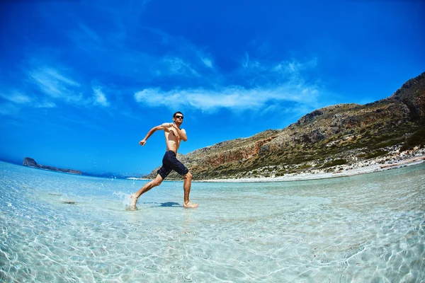 Mannen som løper på stranden – stockfoto