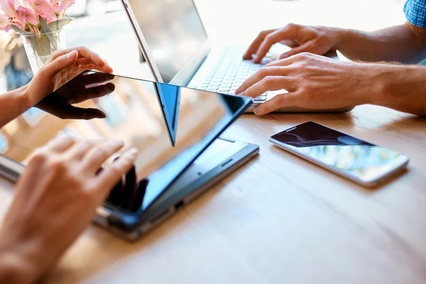 Junger Mann und Frau mit Laptop — Stockfoto