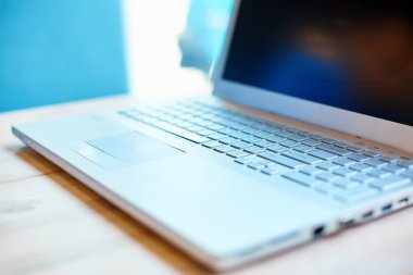 dizüstü bilgisayar masada.