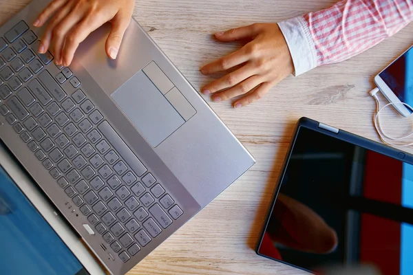 Junger Mann und Frau mit Laptop — Stockfoto