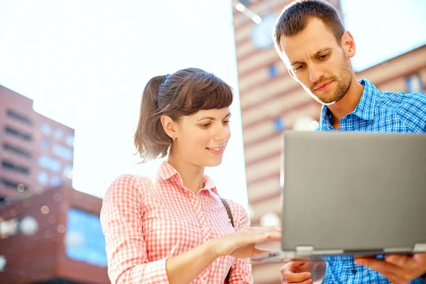 Bilgisayarlı genç çift