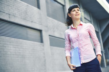 kağıt bir klasörle kadın