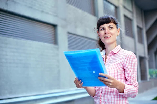 Woman with a folder of papers — Stock Photo, Image