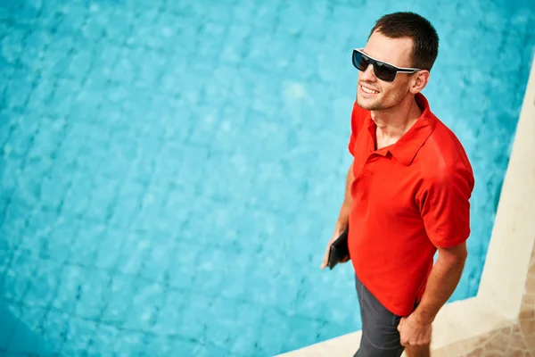 Havuz kenarında genç adam — Stok fotoğraf