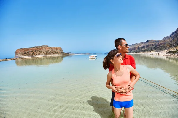 Paar im Meer — Stockfoto