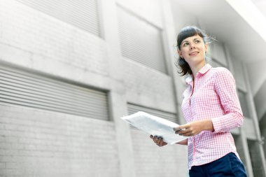 kağıt bir klasörle kadın