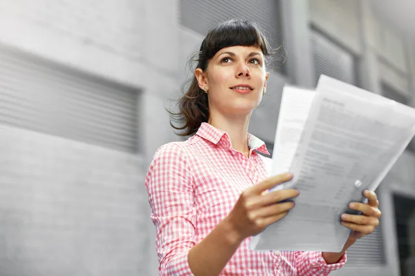 Femme avec un dossier de papiers — Photo