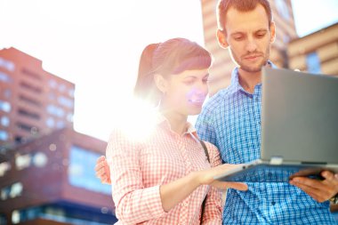 Bilgisayarlı genç çift