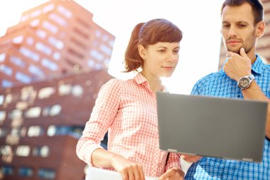 Bilgisayarlı genç çift