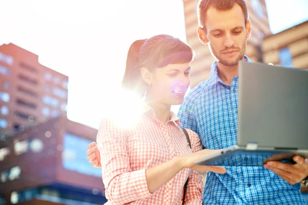 Bilgisayarlı genç çift