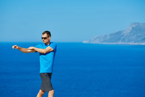 Homem fazendo exercício — Fotografia de Stock