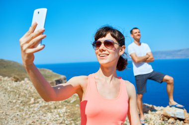 genç bir çift deniz sahilde