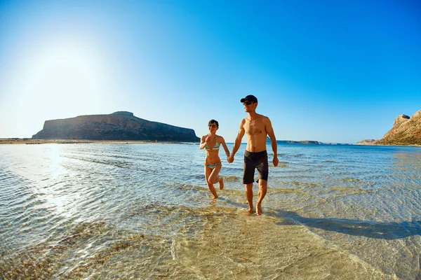 Par på stranden. — Stockfoto