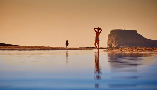 Nainen kävelee rannalla — kuvapankkivalokuva