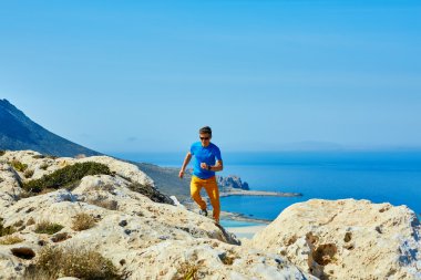 kayanın üzerinde koşan adam