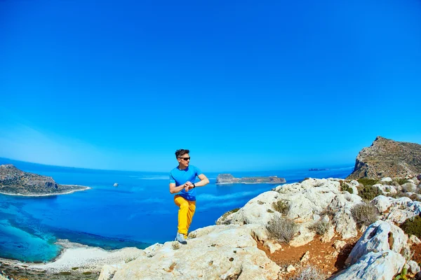 Mann läuft auf Felsen — Stockfoto