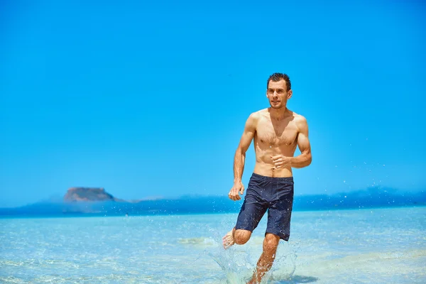 Hombre corriendo en la playa — Foto de Stock