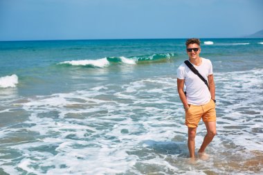 adam Centrale sahilde