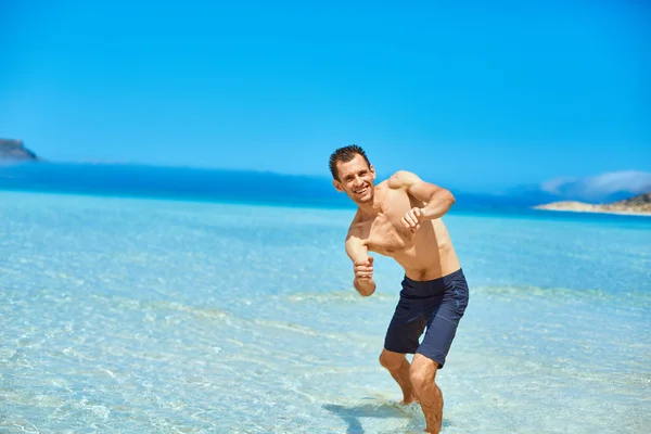 Hombre corriendo en la playa — Foto de Stock