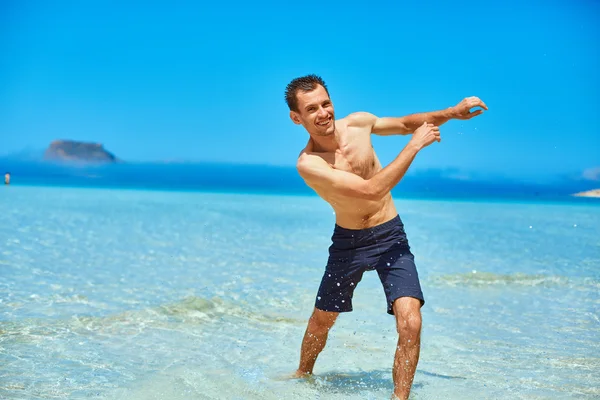 Hombre corriendo en la playa — Foto de Stock