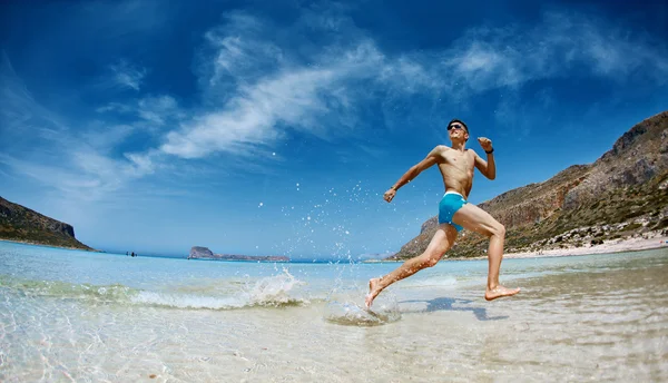 Hombre corriendo en la playa — Foto de Stock