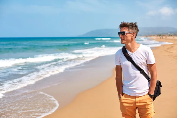 Hombre wolking en la playa — Foto de Stock