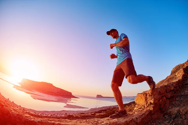 Мужчина турист, путешественник бежит по прицепу моря и голубого неба — стоковое фото