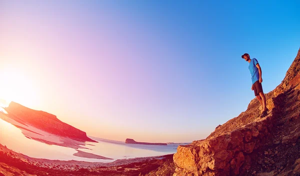 Caminante masculino, viajero corre en el remolque mar y cielo azul — Foto de Stock