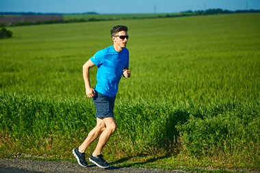 adam sabah saat çalışır