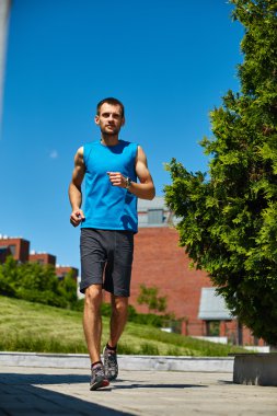 adam sabah saat çalışır