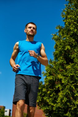 adam sabah saat çalışır