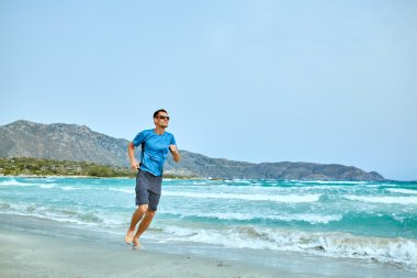 Kumsalda koşan adam