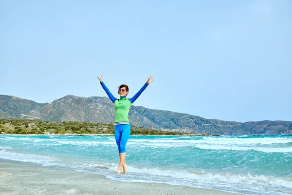 Mujer corriendo en la playa — Foto de Stock