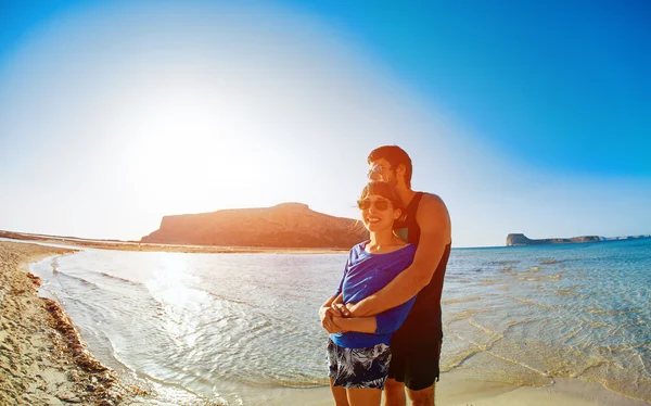 Par på stranden. – stockfoto