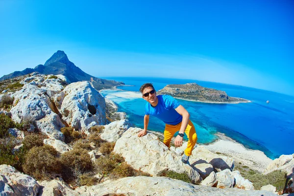 Hombre corriendo sobre la roca — Foto de Stock