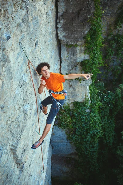 Manliga rock klättrare på klippan — Stockfoto