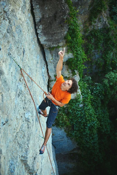 Hombre escalador de roca en el acantilado —  Fotos de Stock